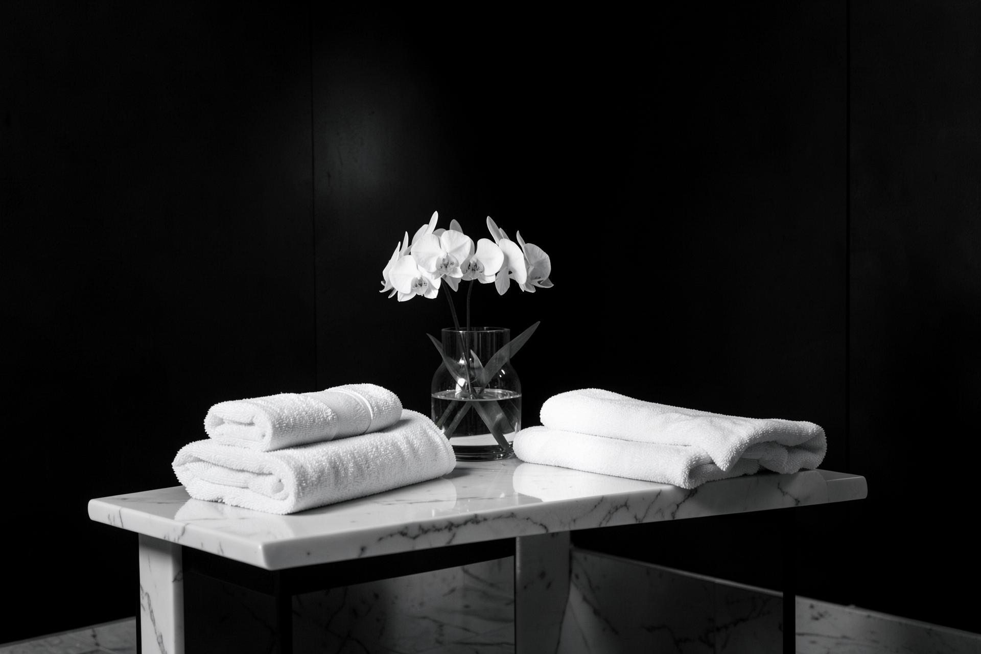 Cabine de soins DoliBeauty, marbre blanc et orchidée sur fond noir